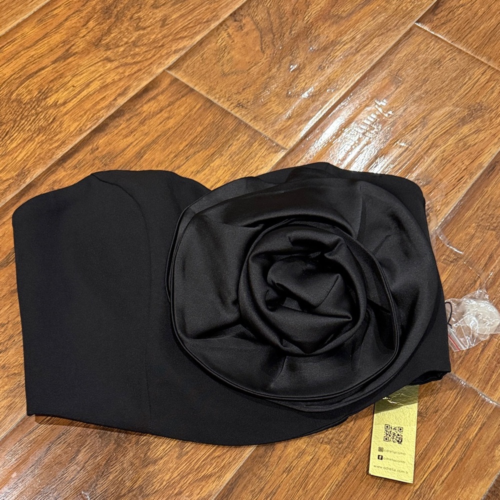 Elegant Black Floral Crop Top